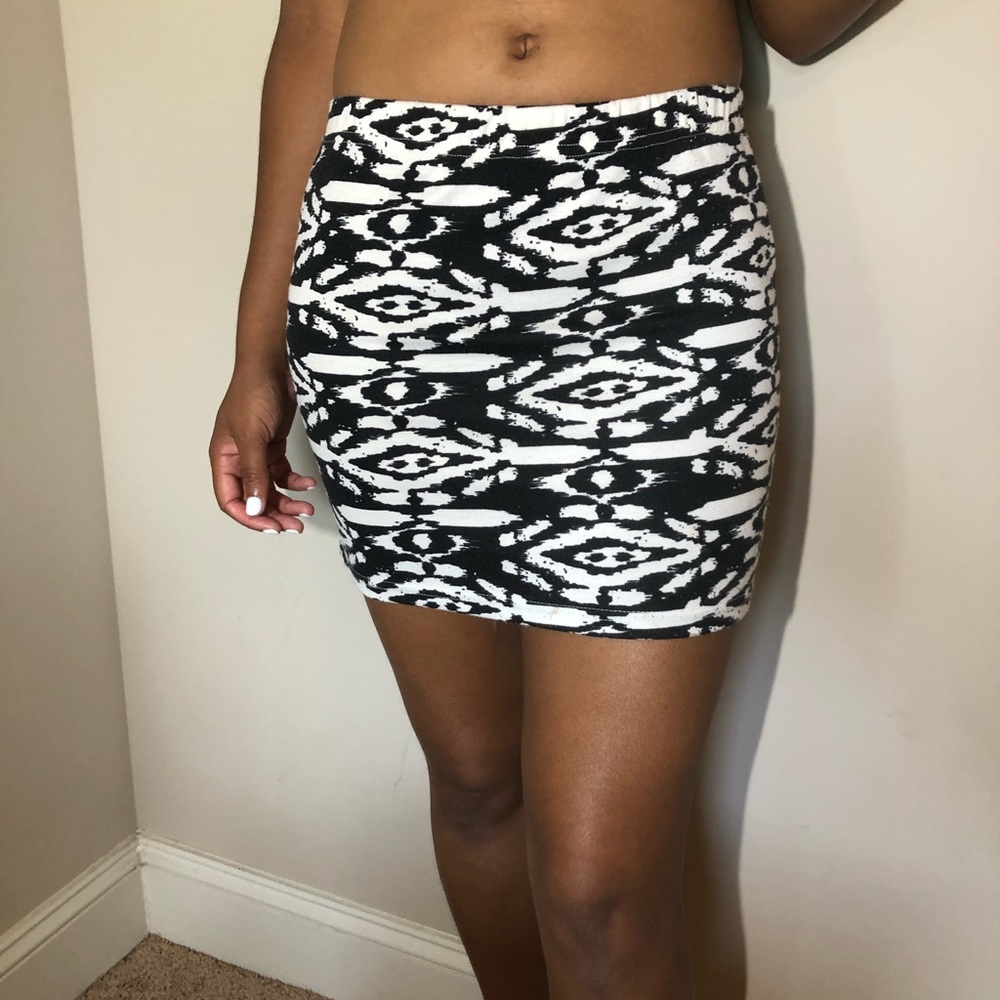 FITTED SHORT SKIRT